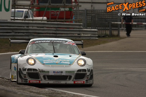 Gemengd podium tijdens de eerste British GT-race op Circuit Park Zandvoort